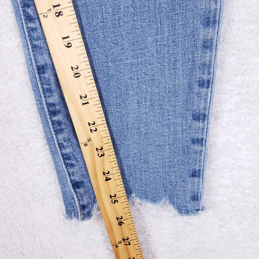 GAP Denim Girlfriend Jeans Womens 6/28 Light Wash Distressed Frayed Hem Stretch